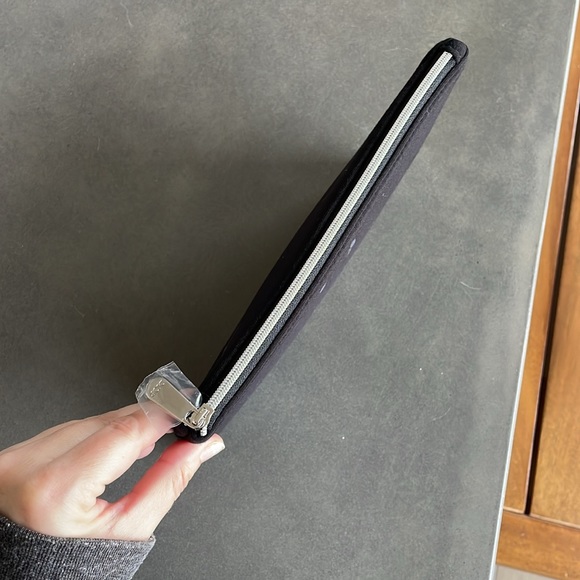 BRAND NEW DIOR makeup/toiletry bag - Picture 4 of 8